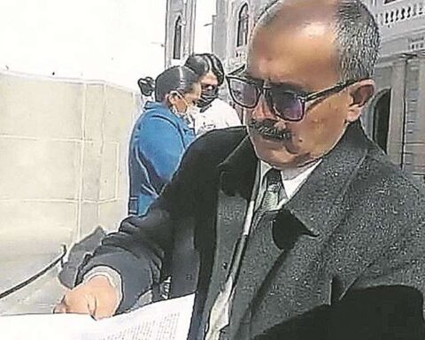 They accuse Chávez of using public servants to persecute