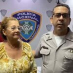 Mrs. Zulema Ercilia Abreu with the Police spokesman, Colonel Diego Pesquería, after the arrest of the man who robbed her of a cell phone.