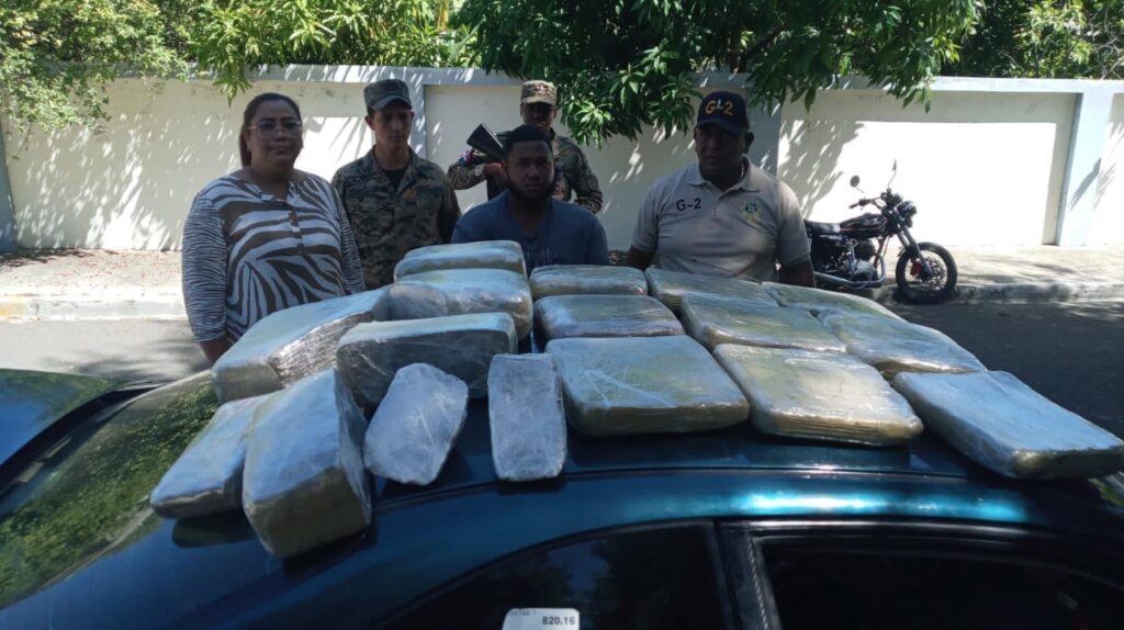 They arrest a young man with alleged drug bales in Santiago Rodríguez