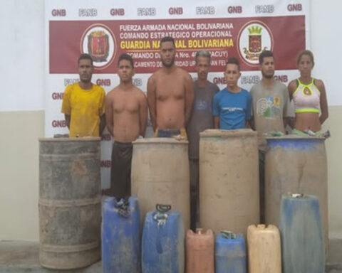 They arrested seven for extracting fuel from a pipeline