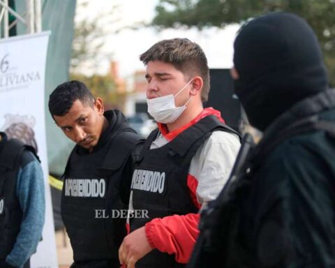 La Policía capturó a los dos colombianos que se dedicaban a estafar Foto: Ricardo Montero