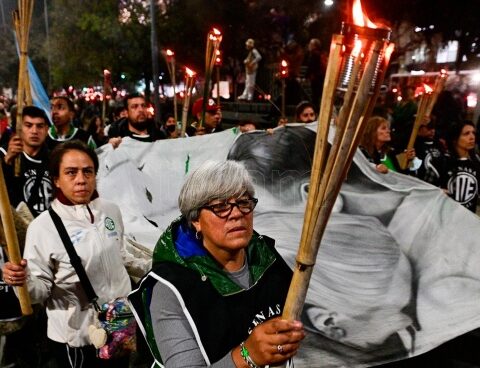 They carried out the traditional march of the torches to remember Eva Perón