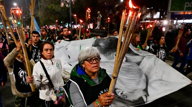 They carried out the traditional march of the torches to remember Eva Perón