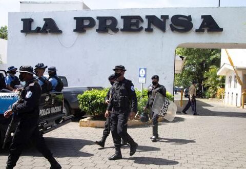 Diario La Prensa bajo asedio Policial. Foto: La Prensa