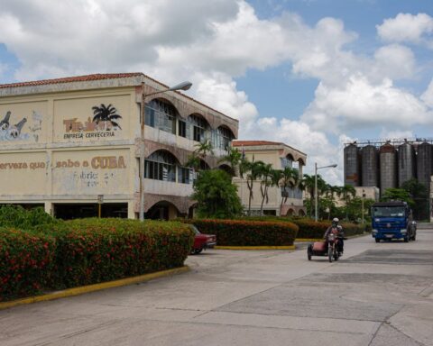 Fábrica de Cerveza Tínima, en la provincia cubana de Camagüey. Foto: Leandro Pérez Pérez / Adelante.