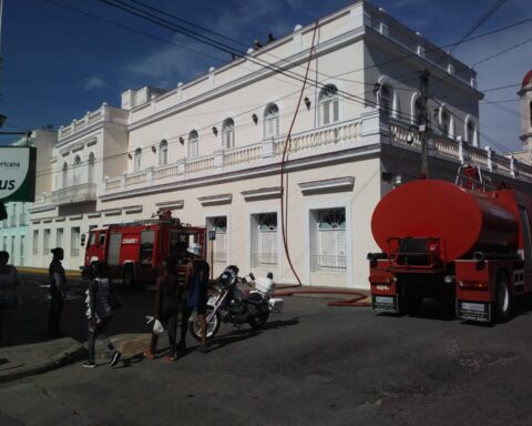 Fuerzas del cuerpo de bomberos en los alrededores del hotel La Unión, en Cienfuegos, tras reportarse un escape de gas en el lugar. Foto: Perlavisión.