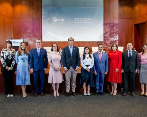 They highlight the role of exports in growth and the sustained development of the DR