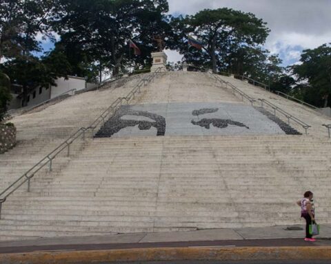 They light the National Tricolor on the steps of El Calvario