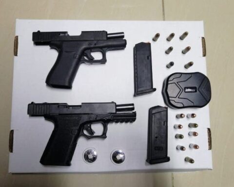 The weapons seized in the operation in La Altagracia, where 81 packets of cocaine were also seized.
