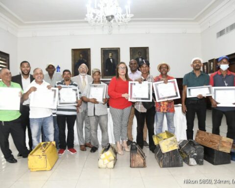 They recognize shoeshine boys from Santiago