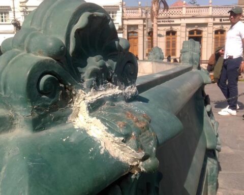 They repair the historic ornamental pool of Tacna with putty and generate criticism