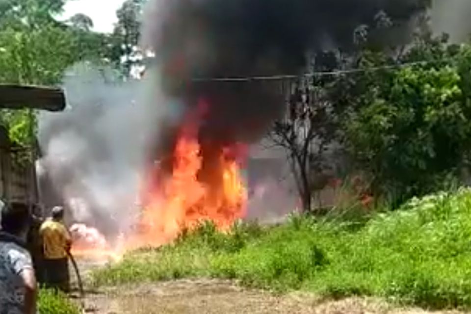 They report the explosion of a gasoline warehouse in the state of Táchira