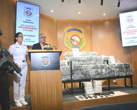 Apresan a tres personas con 321 paquetes de presunta cocaína en Barahona