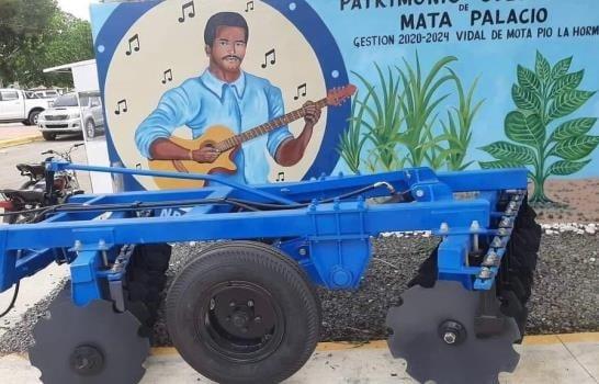 Tractor donated for farmers in Hato Mayor