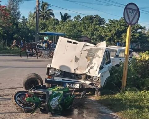 Auto y moto eléctrica involucrados en un accidente de tránisto en Manzanillo, en la provincia cubana de Granma. Foto: Radio Granma / Facebook.