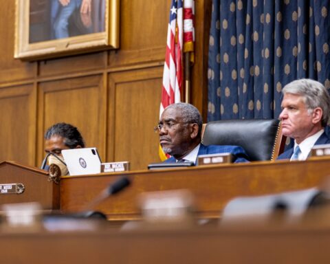 Gregory Meeks (centro), presidente de la Comisión de Asuntos Exteriores de la Cámara Baja. Foto: twitter.com/HouseForeign