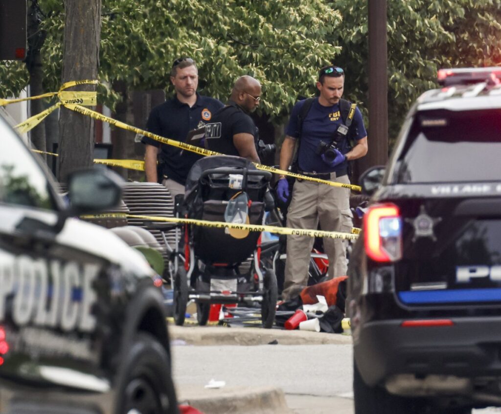 Agentes del orden investigan la escena de un tiroteo masivo en una celebración y desfile del 4 de julio en Highland Park, Illinois, EE.UU., el lunes 4 julio de 2022. Foto: Tannen Maury / EFE.