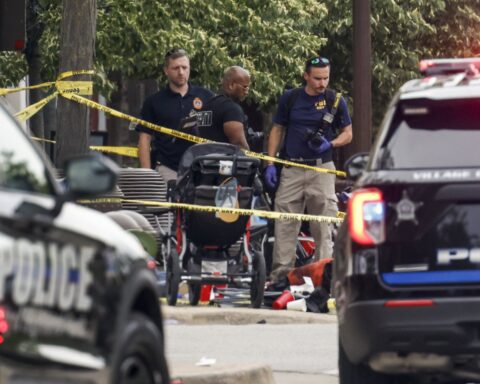 Agentes del orden investigan la escena de un tiroteo masivo en una celebración y desfile del 4 de julio en Highland Park, Illinois, EE.UU., el lunes 4 julio de 2022. Foto: Tannen Maury / EFE.