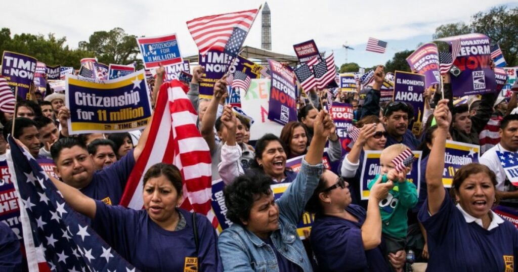 Los hispanos cuentan cada vez con un mayor peso en las elecciones de Estados Unidos. Foto: AP / Archivo.