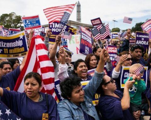 Los hispanos cuentan cada vez con un mayor peso en las elecciones de Estados Unidos. Foto: AP / Archivo.