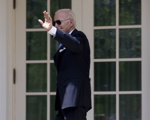 El presidente de los Estados Unidos, Joe Biden, saluda mientras camina hacia la Oficina Oval después de pronunciar unas palabras en el Jardín de las Rosas de la Casa Blanca, durante su primera aparición pública en persona desde que contrajo COVID-19, en Washington, DC, EE. UU., el 27 de julio de 2022. Foto: Michael Reynolds / EFE.