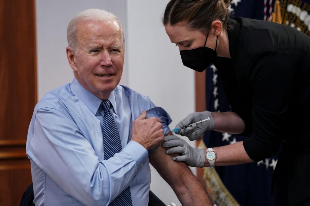 El presidente Biden recibe una segunda vacuna de refuerzo contra el coranavirus en la Casa Blanca el 30 de marzo de 2022. Foto: Kevin Lamarque / Reuters / Archivo.