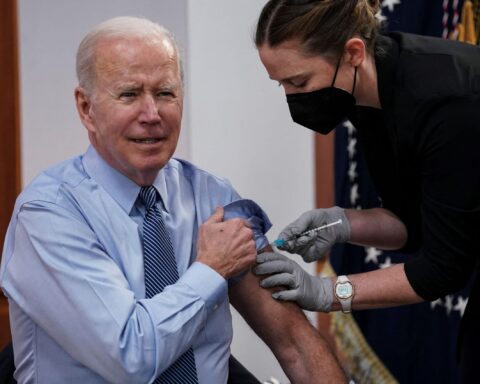 El presidente Biden recibe una segunda vacuna de refuerzo contra el coranavirus en la Casa Blanca el 30 de marzo de 2022. Foto: Kevin Lamarque / Reuters / Archivo.
