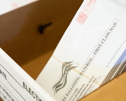 Boletas para el voto electoral por correo en Wisconsin, Estados Unidos. Foto: Lauren Justice / The New York Times / Archivo.