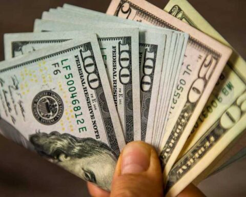 Ucrania deprecia un 25 por ciento su moneda frente al dólar estadounidense    