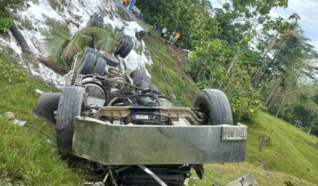 [Video] Spectacular accident on the Medellín - Bogotá highway leaves at least three dead