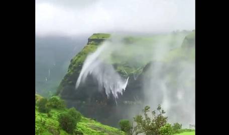 Video: They discover a waterfall in Santander where the water goes up and is lost in the clouds