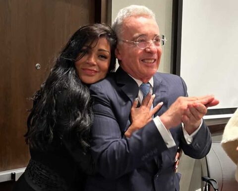 [Videos] Marbelle sang to Álvaro Uribe, and the former president recited a poem