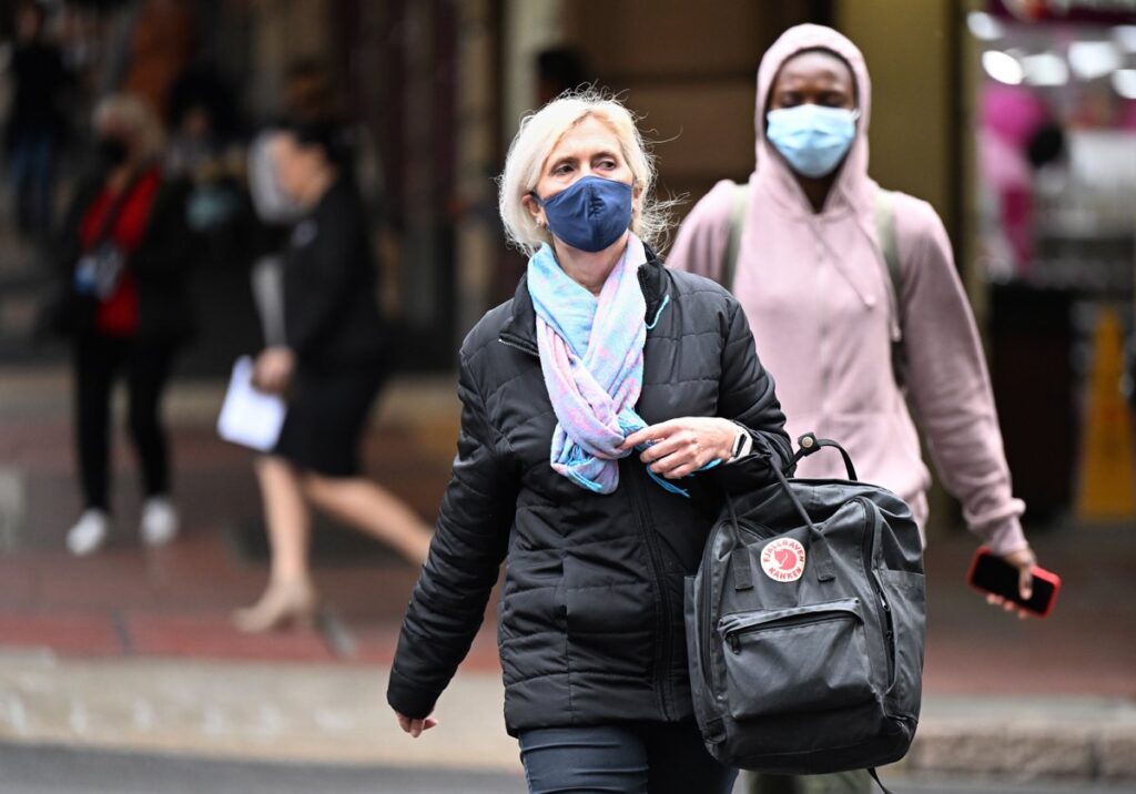 Habitantes de Brisbane (Australia) usan de nuevo mascarillas en la calle ante el creciente número de casos de COVID-19. Foto: Darren England / EFE.