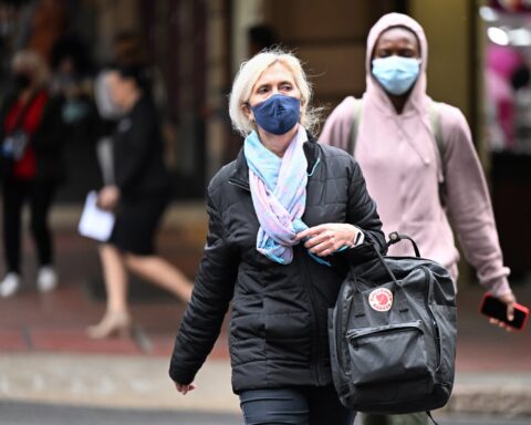 Habitantes de Brisbane (Australia) usan de nuevo mascarillas en la calle ante el creciente número de casos de COVID-19. Foto: Darren England / EFE.