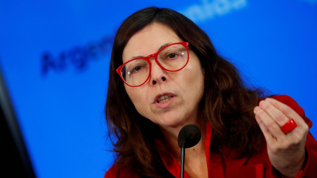 What challenges does Silvina Batakis face for her meeting with the IMF in Washington