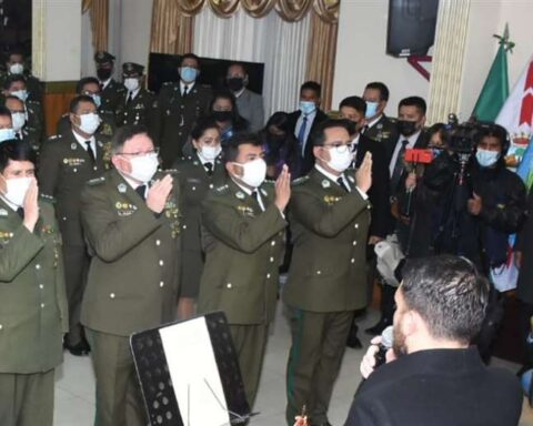 En el acto de juramento, el cnl Chávez, primero de la derecha Foto: APG