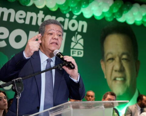 Who are Fernández's close collaborators?