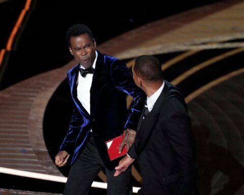 Instante en que Smith golpea a Rock en el escenario de los premio Oscar.