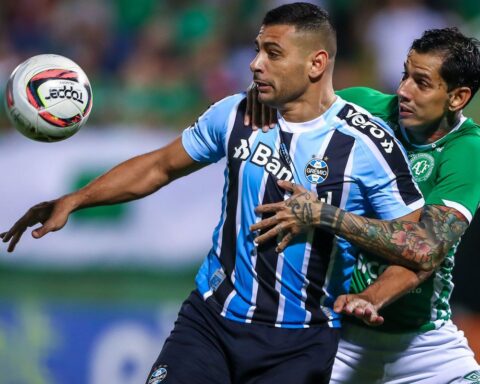 With one less, Grêmio holds a draw with Chapecoense for Serie B