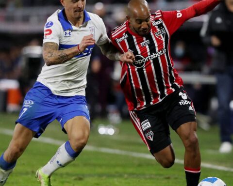 With three players less, São Paulo defeats Universidad Católica