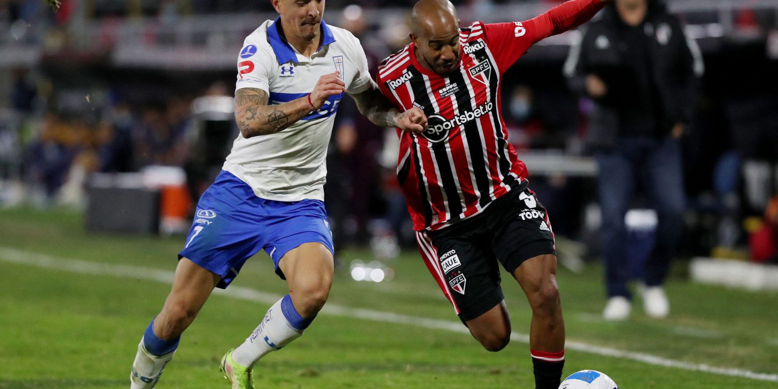 With three players less, São Paulo defeats Universidad Católica