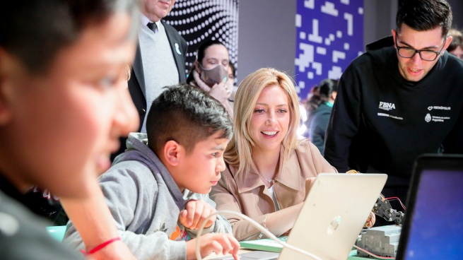 Yáñez inaugurated an electronic art laboratory for children and adolescents at Tecnópolis
