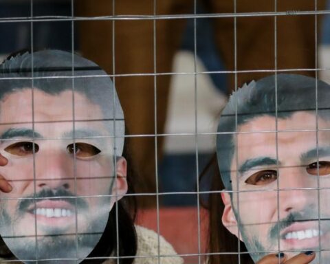 20,000 masks of Luis Suárez to ensure the yes