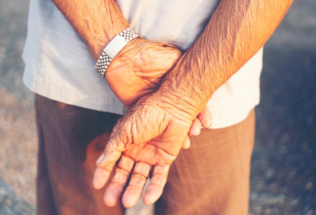 85-year-old grandfather waited almost 24 hours for his son on the street: He never came