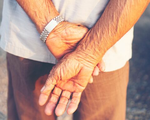 85-year-old grandfather waited almost 24 hours for his son on the street: He never came