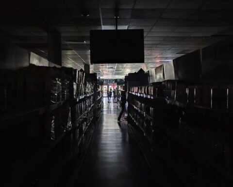 A blackout frustrates dozens of customers in a currency store in Havana