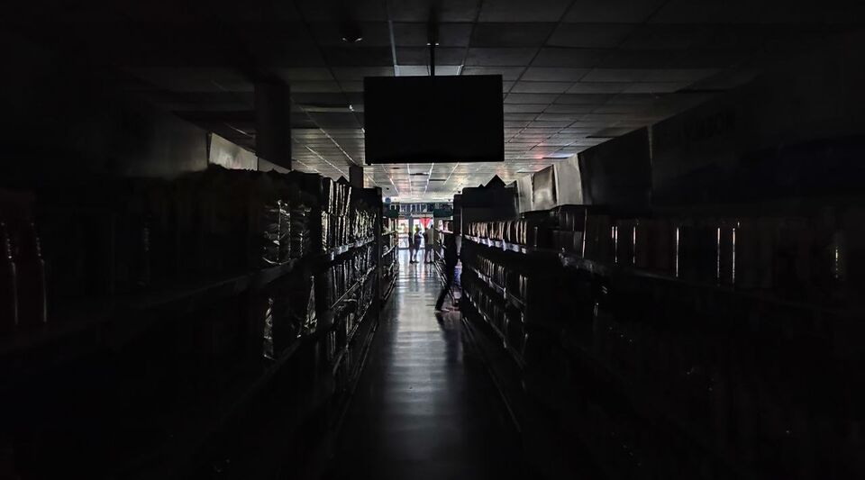 A blackout frustrates dozens of customers in a currency store in Havana