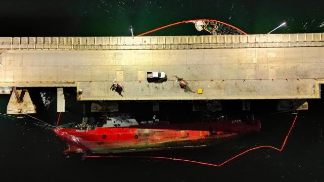 A fishing boat moored to the Puerto Madryn pier sank