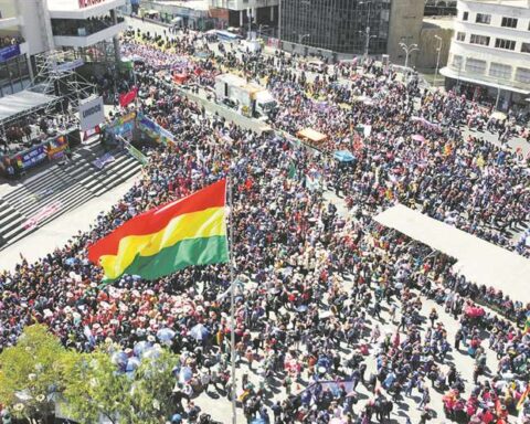A massive march accompanies Arce to challenge the 'right';  offices were empty