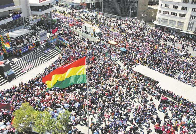 A massive march accompanies Arce to challenge the 'right';  offices were empty